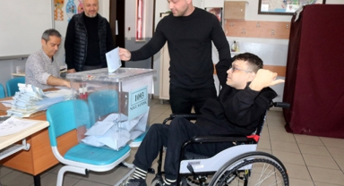 Oy kullanmaya tekerlekli sandalyeyle geldi