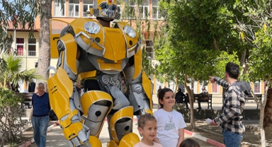 Robot kostümüyle oy kullandı