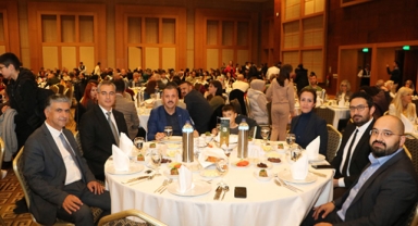 Sağlık çalışanları iftarda bir arada