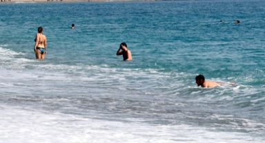 Sıcak havada sahil keyfi