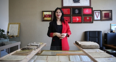 Tarihi eşyaları çalıştığı okulda sergileyecek