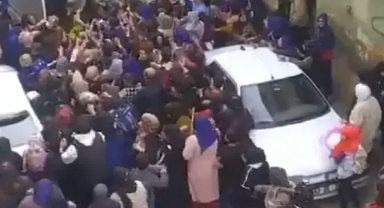 Tişört dağıtımı izdihama dönüştü