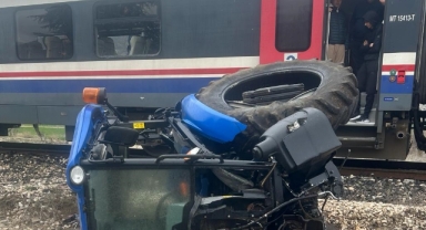 Trenin çarptığı traktörün sürücüsü yaralandı
