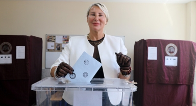 Onlar da sandığa koştu
