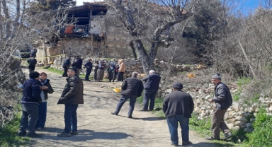 Yokuş aşağı giden otomobilin altında kaldı