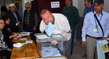 Zarfı sandığa ağzı ile attı
