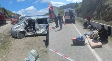 2 minibüs kafa kafaya çarpıştı, çok sayıda yaralı var