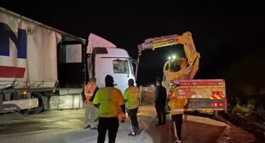 2 TIRI incelemeye gelen polis aracına başka bir TIR çarptı