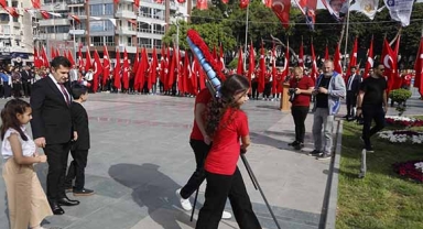 23 Nisan çelenk sunma töreniyle başladı
