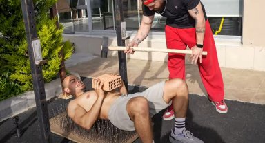700 çivinin üzerine yattı...100 kilogramlık ağırlık kaldırdı