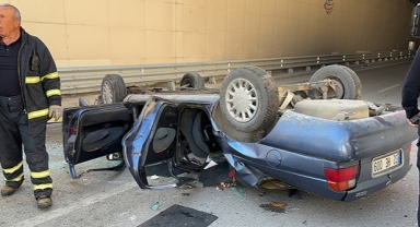 Alt geçide devrilen otomobildeki 2 kişi yaralandı
