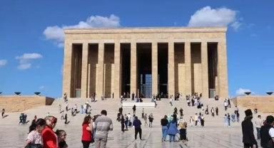 Anıtkabir'e ziyaretçi akını