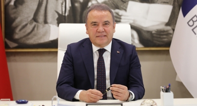 Başkan Böcek 23 Nisan'ı kutladı