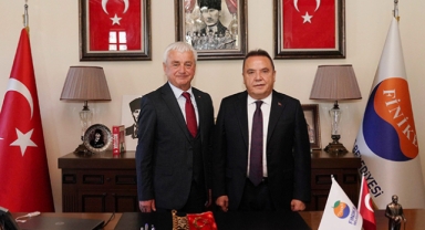 Başkan Geyikçi, Böcek'i tebrik etti