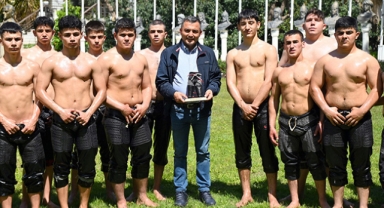 Başkan Kara pehlivanları ziyaret etti