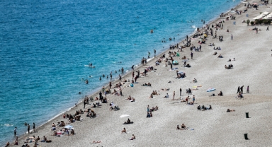 Antalya sahillerinde tatil yoğunluğu yaşanıyor