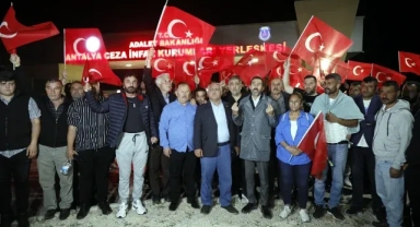 Cezaevi önünde adalet nöbeti