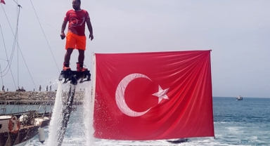 Denizde bayrak açarak kutladılar