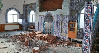 Depremde camiler ve kerpiç yapılar hasar gördü