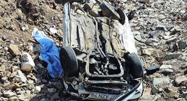 Dereye yuvarlanan otomobildeki sürücü öldü