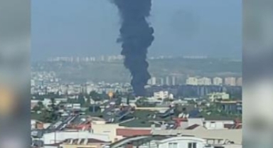 Duman gökyüzünü kapladı... Plastik kasalar alev aldı