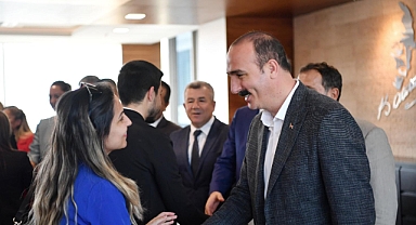 Göreve başladı maaşları ödedi