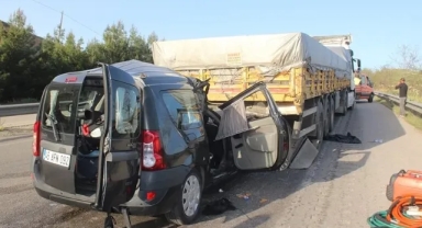 Hafif ticari araç TIR'a çarptı: 3 kişi hayatını kaybetti