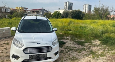 Hem bıçakla tehdit etti hem de aracını gasbetti