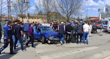 İki otomobil ile motosiklet çarpıştı: 10 kişi yaralandı