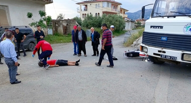 Kamyonet ile motosiklet çarpıştı
