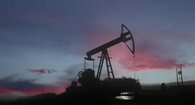 Küresel petrol arzı martta günlük 410 bin varil arttı