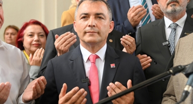 Mazbatasını aldı... Dua ederek göreve başladı