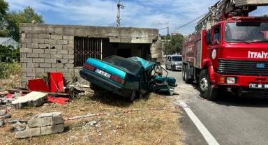 Metruk binaya çarpan otomobilin sürücüsü ağır yaralandı