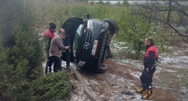 Minibüs bahçeye devrildi: 1 ölü 8 yaralı
