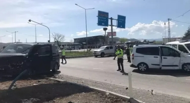 Minibüs ile hafif ticari araç çarpıştı: 15 yaralı