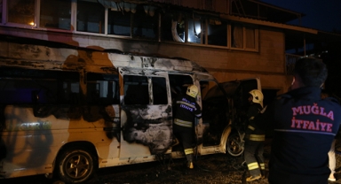 Minibüsteki yangın eve sıçradı