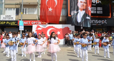 Miniklerden halk oyunu gösterisi