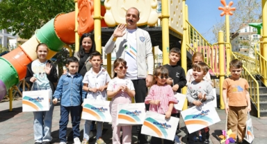 Miniklere hediye verdi