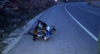 Motosiklet devrilince yaralandı