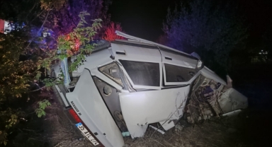 Otomobil şarampole devrildi;1 kişi öldü, 2 kişi yaralandı
