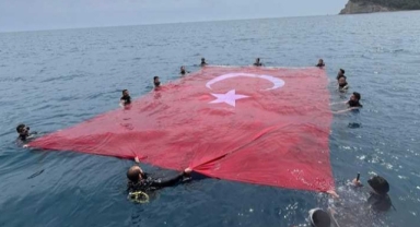 'Paris 2' batığına daldılar... Denizde Türk bayrağı açtılar
