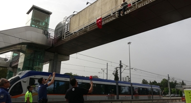 Protesto için üst geçide çıktı.... Polise zor anlar yaşattı