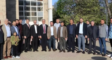 Protokol ile vatandaş camide bayramlaştı