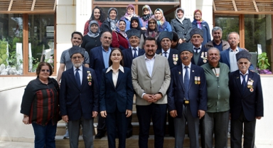 Şehit aileleri ve gazileri makamında ağırladı