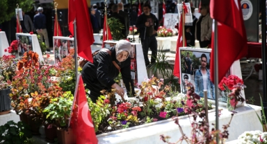 Şehit yakınları kabirleri ziyaret etti