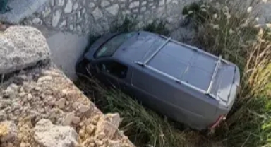 Su kanalına uçtular: 2 yaralı