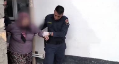 Yaşlı kadın tarlasına meyve-sebze değil kenevir ekti!