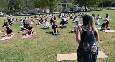 Açık havada yoga yaptılar