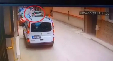 Aniden yola fırladı, otomobilin altında kaldı