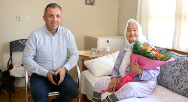 Asırlık çınara Anneler Günü ziyareti